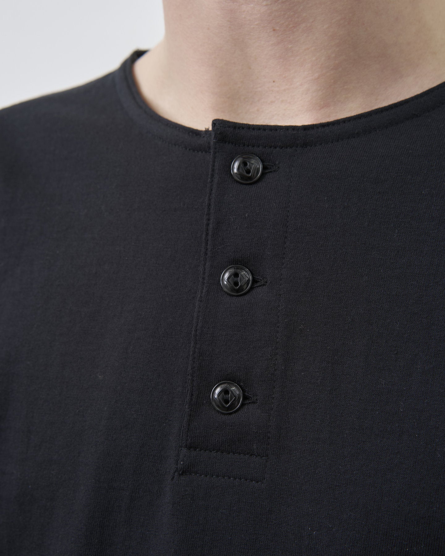HENLEY NECK L/S TEE
